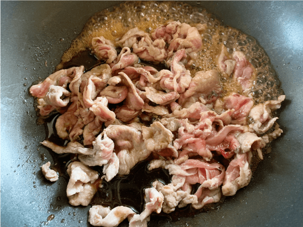 豚肉をすき焼きのたれで半煮込みする